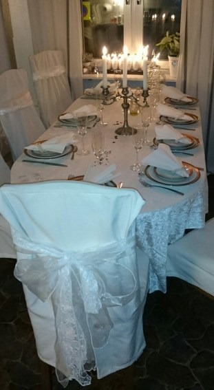 nyår dukning inredning stolsöverdrag fest vitt silver
