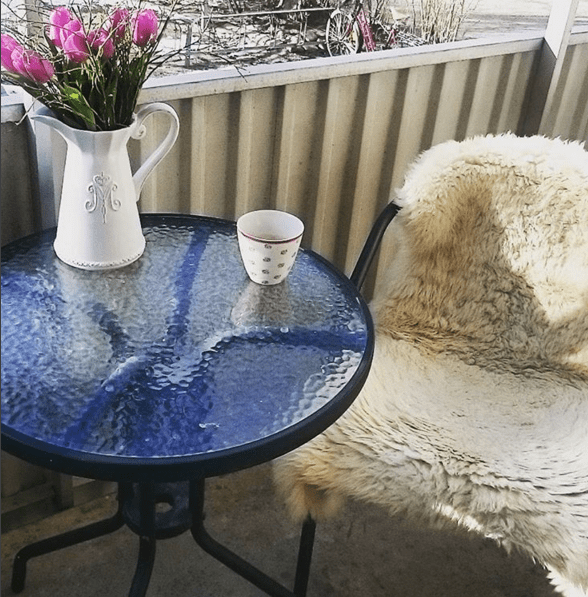 balkong_inredning_vår_tulpaner_fårskinn_greengate