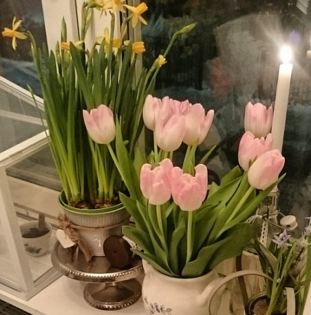 Inredning vår tulpaner köksfönster