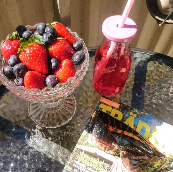 jordgubbar_sol_sommar_saft_balkong